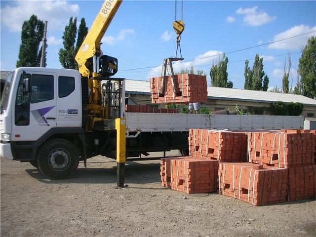 Доставка кирпичей манипулятором Доставка кирпичей манипулятором